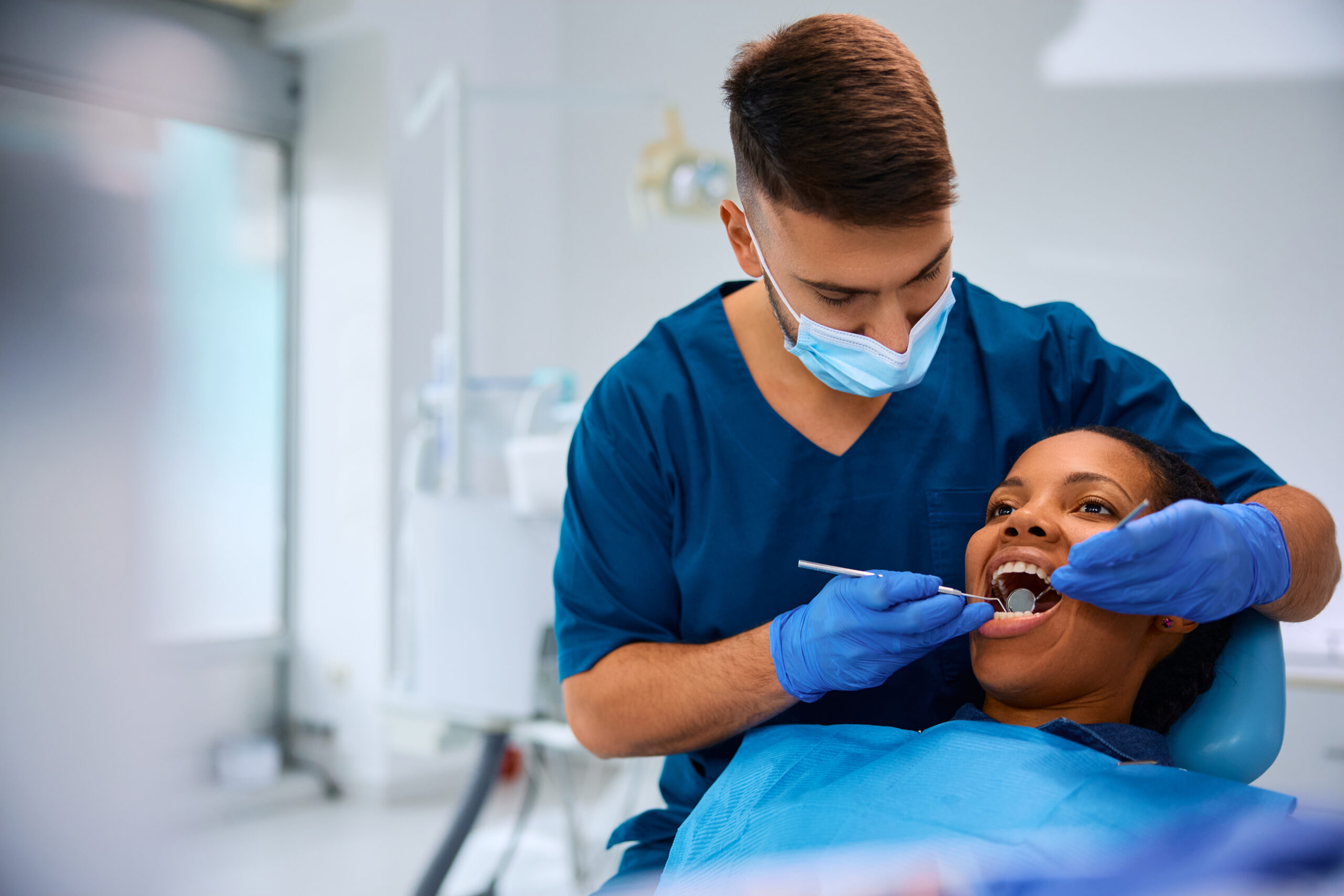 male dentist examining teeth of black woman at den 2026 03 16 03 30 48 utc